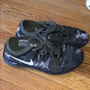 Nike cross training sneaks